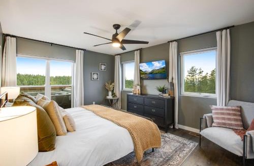 Florissant Ski Chalet | Mountain & Water View, Hot Tub, Loft+3BR, Dog OK, New