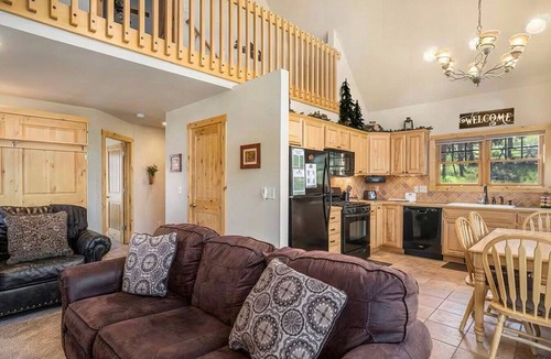 Estes Park Cabin | Mountain & Wildlife Views & Hot Tub Access