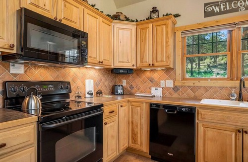 Estes Park Cabin | Mountain & Wildlife Views & Hot Tub Access