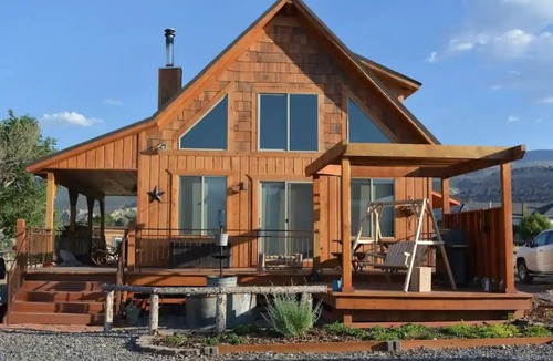 Teasdale Cabin | Mountains To Deserts, You'll find it all here!