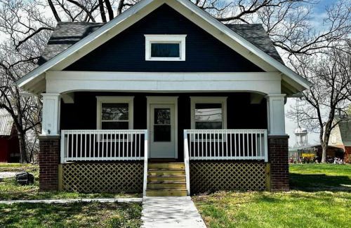 Hamilton Apartment | Mrs. Hughes Cottage - 2 bedroom House w/parking