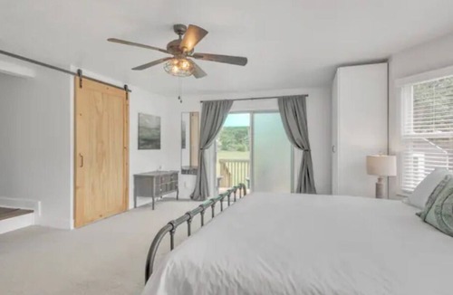 Merriam House | Mrs. Pac-Man-KC- HUGE Master Suite