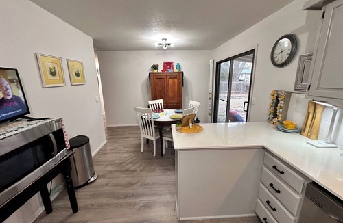 Kechi House | N. Wichita- 5 min to Gilley’s, 5-bd, 3 ba in safe area. Pet friendly. Renovated!