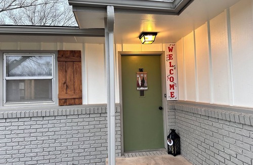 Kechi House | N. Wichita- 5 min to Gilley’s, 5-bd, 3 ba in safe area. Pet friendly. Renovated!