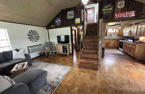 Hennepin House | Near Turner Falls, Arbuckle Lake, Chickasaw National Park, & CrossBar Ranch.