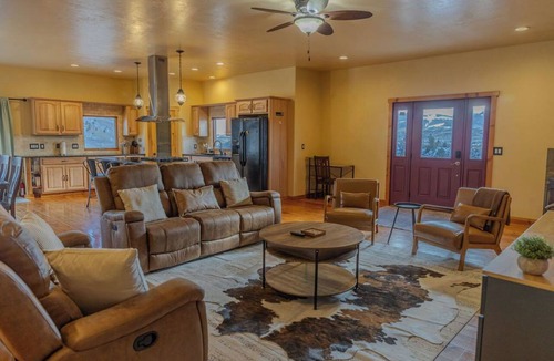 Dubois House | Near Yellowstone Lucky Dog Ranch, 3BR, Sleeps 8, Full Kitchen, Right off the Hwy