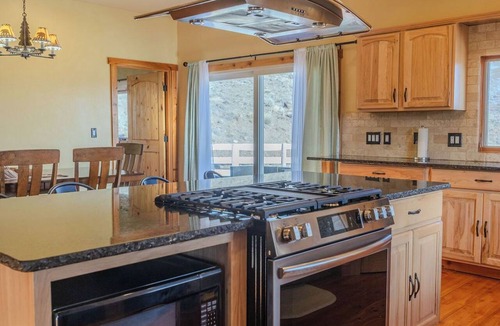 Dubois House | Near Yellowstone Lucky Dog Ranch, 3BR, Sleeps 8, Full Kitchen, Right off the Hwy