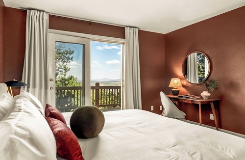 Bailey House | New 4BR Luxe Getaway Stunning Views/Hot Tub/Home Theater & Games- Pet Friendly