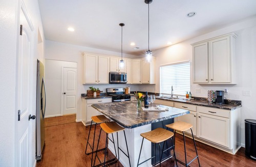 Commerce City House | NEW! 5BR Mt View Haven - 15min to Airport & 30 min to Downtown + Garage Parking