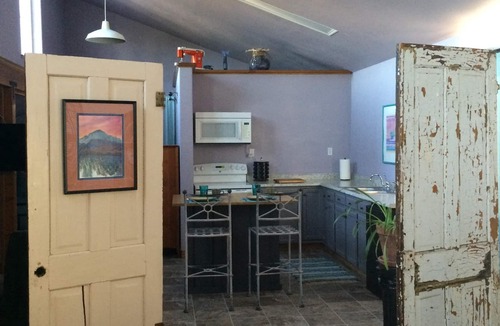 Clay Springs Apartment | New! Artistic Studio Retreat that is Quiet & Relaxing, Bordering National Fores