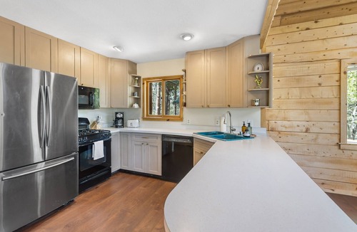 Florissant Cabin | NEW Aspen Tree Log Cabin with Hot Tub and Peak View