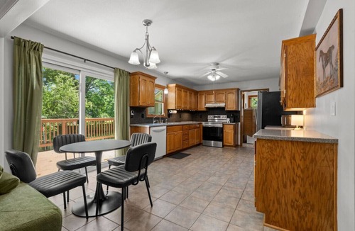 Overland Park House | NEW: Big House, 13 beds, 6 bedroom, 17 min to DT