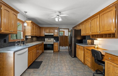 Overland Park House | NEW: Big House, 13 beds, 6 bedroom, 17 min to DT