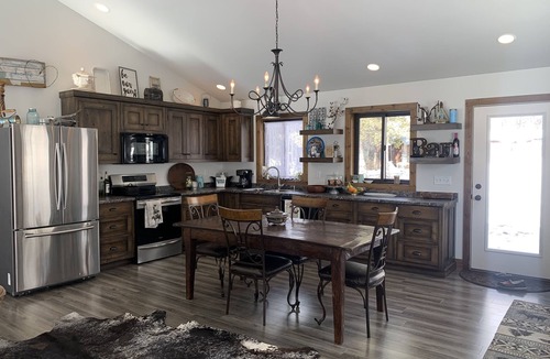Gardiner Cabin | New cabin 5mins to YNP & hot springs 10acre horse ranch @LittleTrailCreekCabins