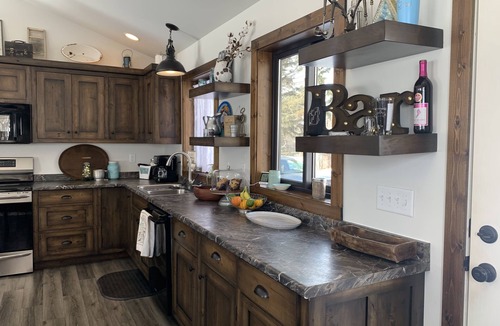 Gardiner Cabin | New cabin 5mins to YNP & hot springs 10acre horse ranch @LittleTrailCreekCabins