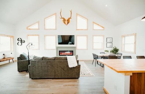 Como House | New Cabin I Game Room I King Beds I Mountains