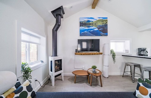 Estes Park Cabin | New cabin w/hot tub, fireplace near National Park