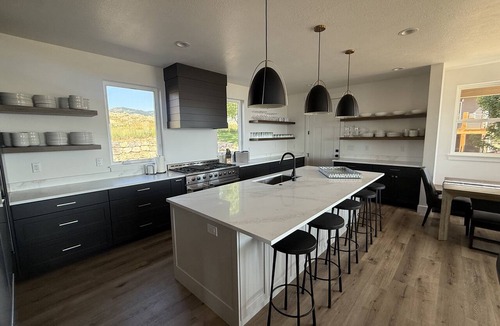Garden City House | New Custom Home w/6 King Beds Hot Tub -Huge Deck Amazing Lake Views- Sleeps 50