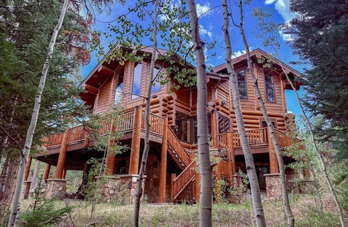 Three Peaks House | NEW Elk Ridge Lodge: Hammock, Foosball, Private Hot Tub in Silverthorne!
