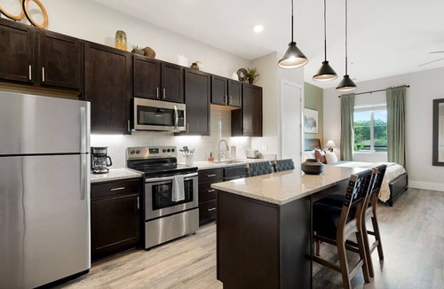 Golden Condo | NEW Golden Luxe Condo-Patio w/Firepit + Mtn Views