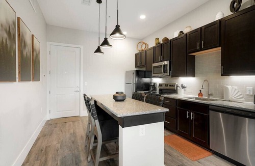 Golden Condo | NEW Golden Luxe Condo-Patio w/Firepit + Mtn Views