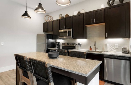 Golden Condo | NEW Golden Luxe Condo-Patio w/Firepit + Mtn Views