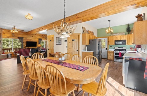 Meadow View Heights Cabin | New Hot Tub! Large property on Rim of Duck Creek