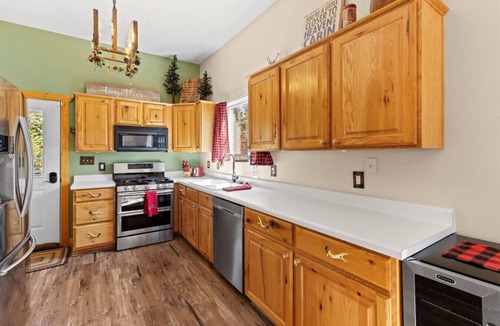 Meadow View Heights Cabin | New Hot Tub! Large property on Rim of Duck Creek