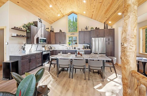 Valley of the Sun Cabin | NEW Luxe Mtn Cabin, Views, Cedar spa, pool table!