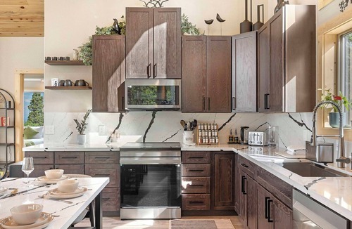 Valley of the Sun Cabin | NEW Luxe Mtn Cabin, Views, Cedar spa, pool table!