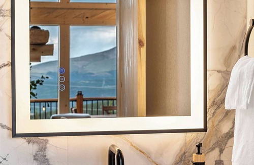 Valley of the Sun Cabin | NEW Luxe Mtn Cabin, Views, Cedar spa, pool table!