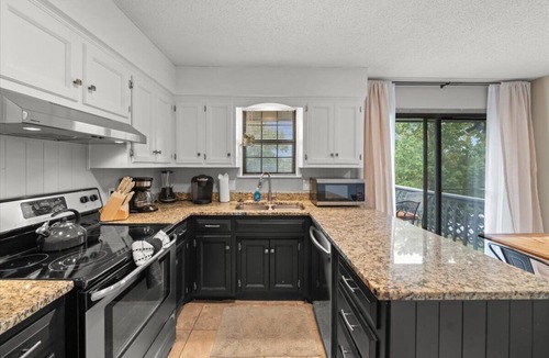 South Kansas City House | NEW Modern 3BR/2 BA in Kansas City - Long Stays