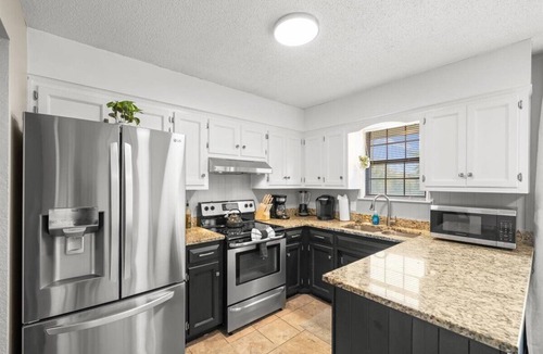 South Kansas City House | NEW Modern 3BR/2 BA in Kansas City - Long Stays