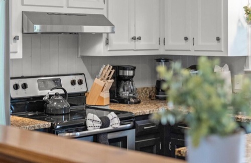 South Kansas City House | NEW Modern 3BR/2 BA in Kansas City - Long Stays