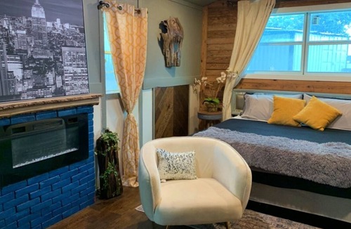 Grove Resort | New modern cabin on a beautiful shaded property across from Honey Creek Bridge.