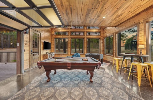 Hochatown Cabin | NEW! Private Pool | Sauna | Mini Golf | Cabana!
