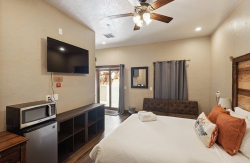 Hildale Cabin | NEW! Room 14 - Capital Reef by Zion Cliff Lodge