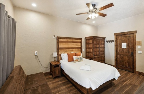 Hildale Cabin | NEW! Room 14 - Capital Reef by Zion Cliff Lodge