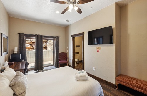 Hildale Cabin | NEW! Room 15 - Monument Valley by Zion Cliff Lodge