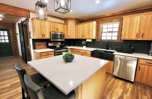 Valley of the Sun Cabin | Newly Remodeled Gemini Terrace w/Hot Tub