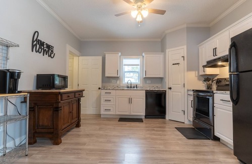 Hays House | Newly Renovated 4BR Home; Sleeps 8; Quiet; Short & Long Stays
