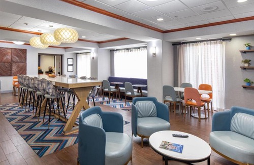 West Omaha Hotel | Newly Renovated Hampton Inn Omaha West Lakeside