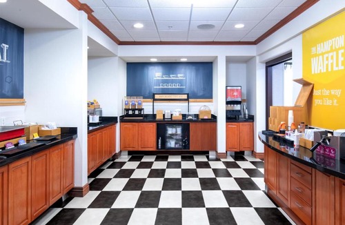 West Omaha Hotel | Newly Renovated Hampton Inn Omaha West Lakeside