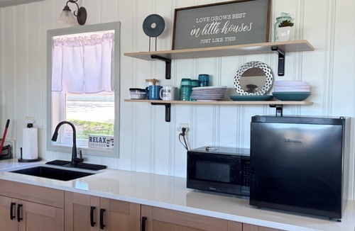 Marion Cottage | Newly renovated kitchenette. The Cozy cottage at the Marion County Lake.