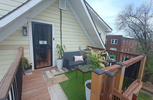Kansas City Apartment | Newly Renovated Stylish 3rd Floor Apartment 5 mins from Country Club Plaza