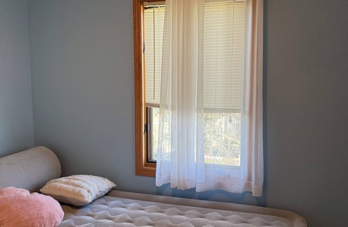 Lincoln House | Nice 3-bedroom house located in beautiful neighborhood