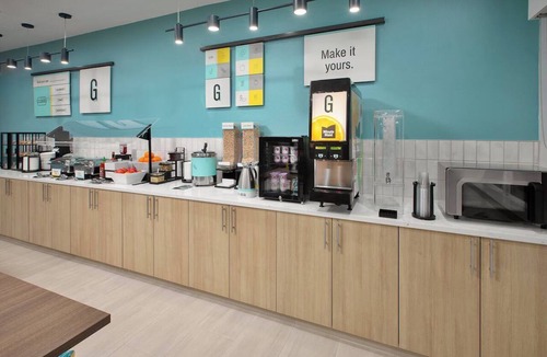 Lincoln Hotel | North Hills Lagoon King Room Breakfast and Gym