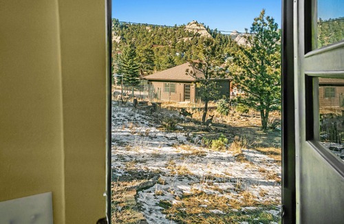 Estes Park Cabin | O'Deer Cabin – Dog-Friendly, Walk to Downtown Estes, Private Hot Tub – EV#3241