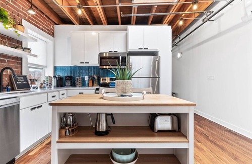 Crossroads Arts District Apartment | Oak Loft #6 + Walkable to Downtown + Parking