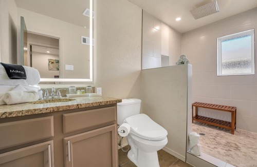 Lawton Apartment | Oak's Beautiful Contemporary Suite #10